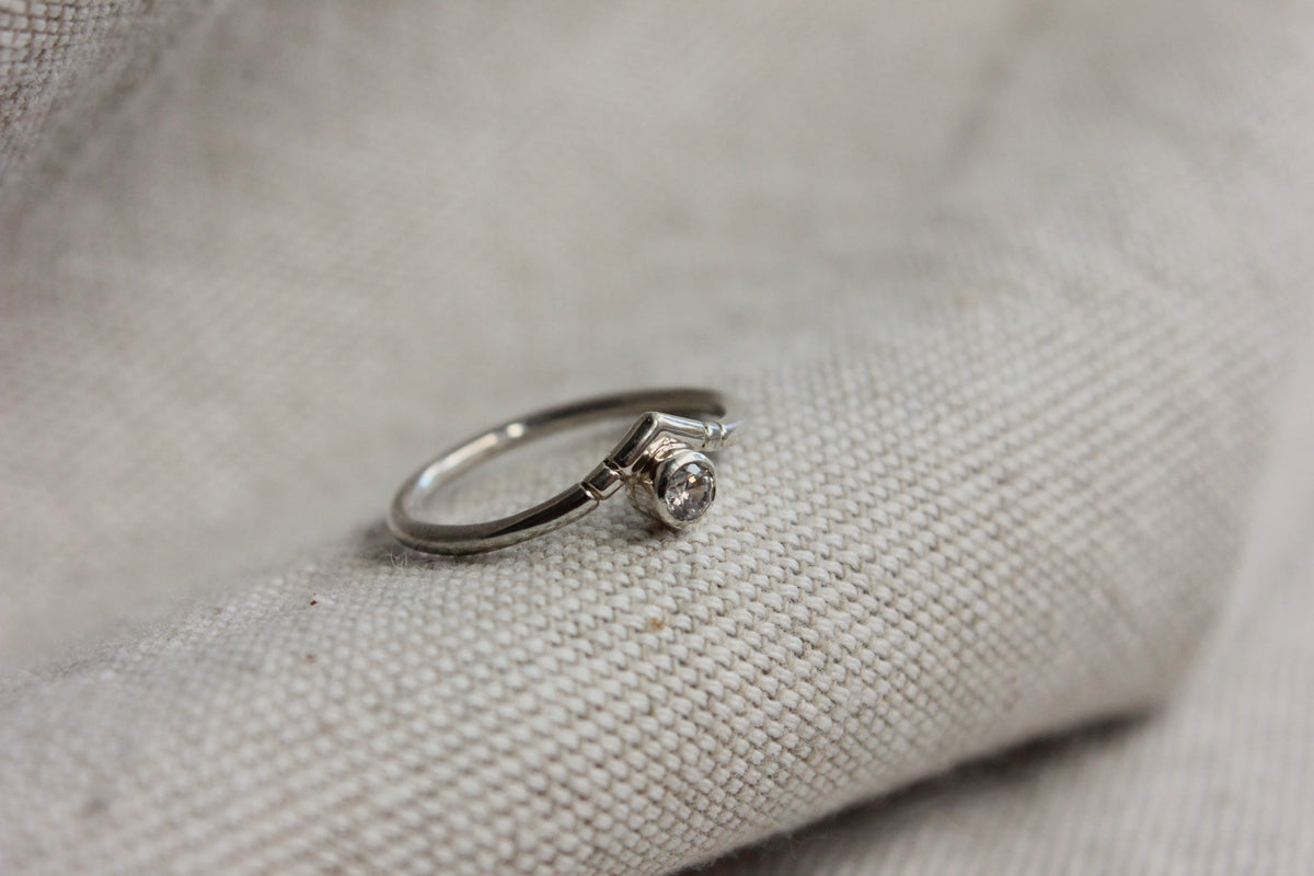 Bague Iris - sertie d'un zircon