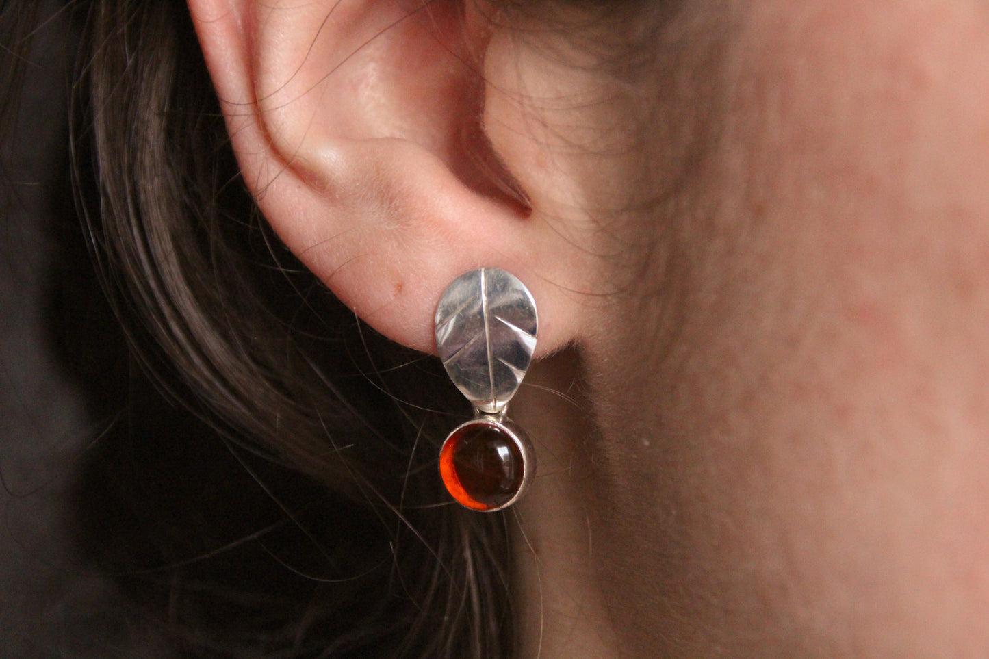 Boucles d'oreilles feuilles serties d'une ambre