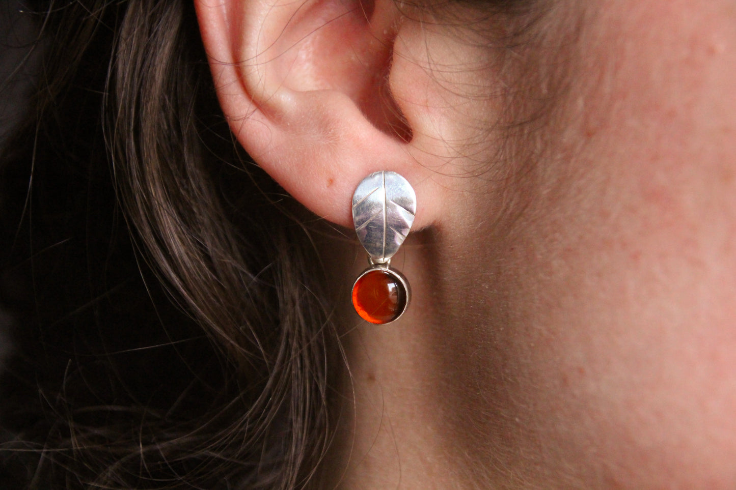 Boucles d'oreilles feuilles serties d'une ambre