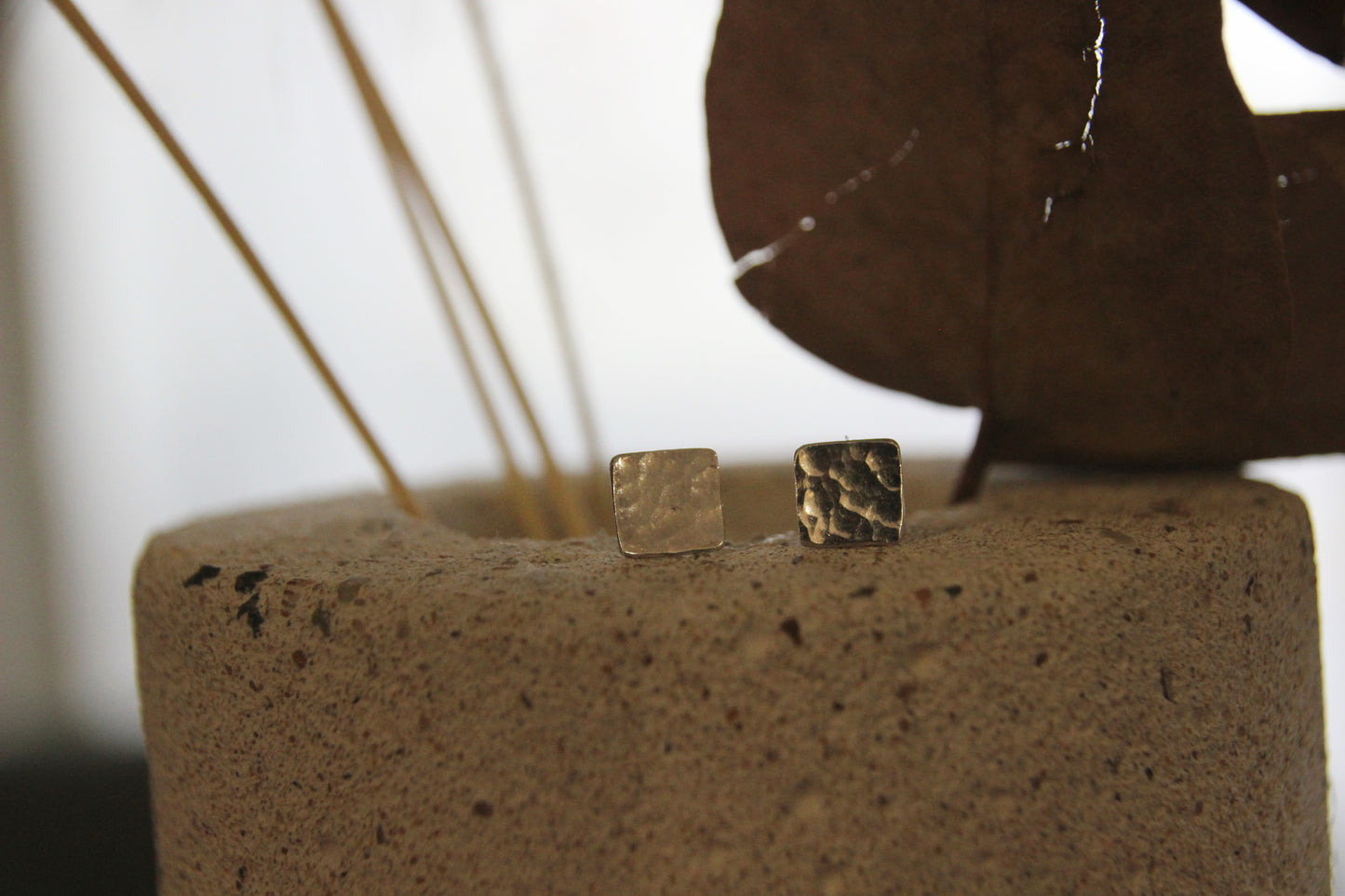 Boucles d'oreilles carrées martelées