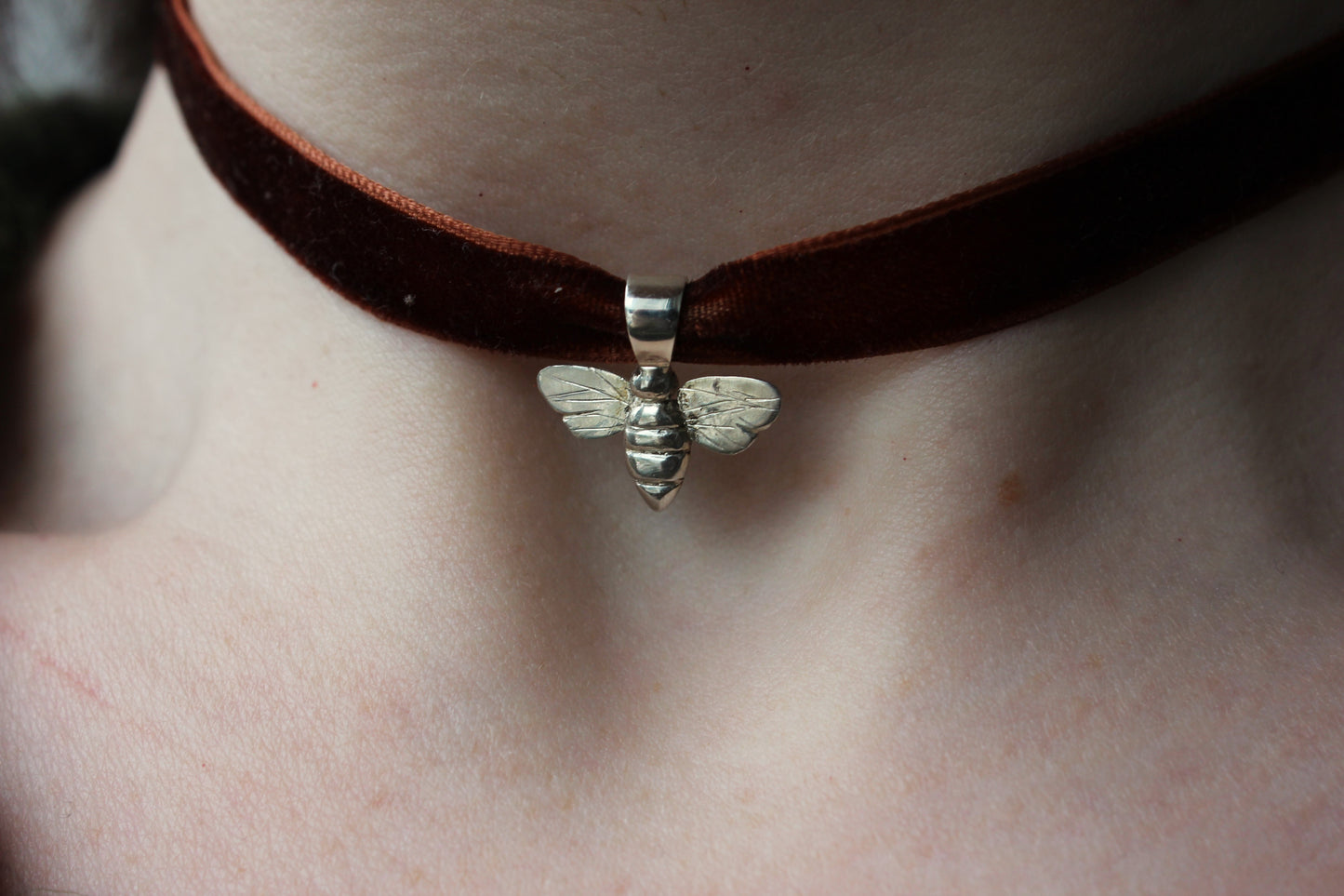 Ras de cou abeille