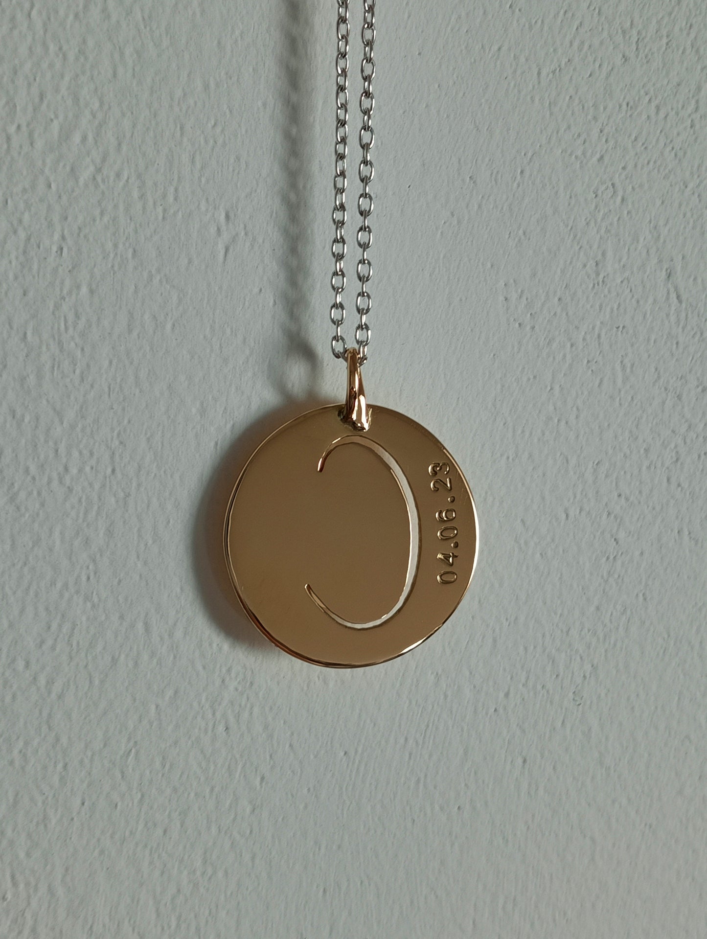 Médaillon de baptême en or lettre C