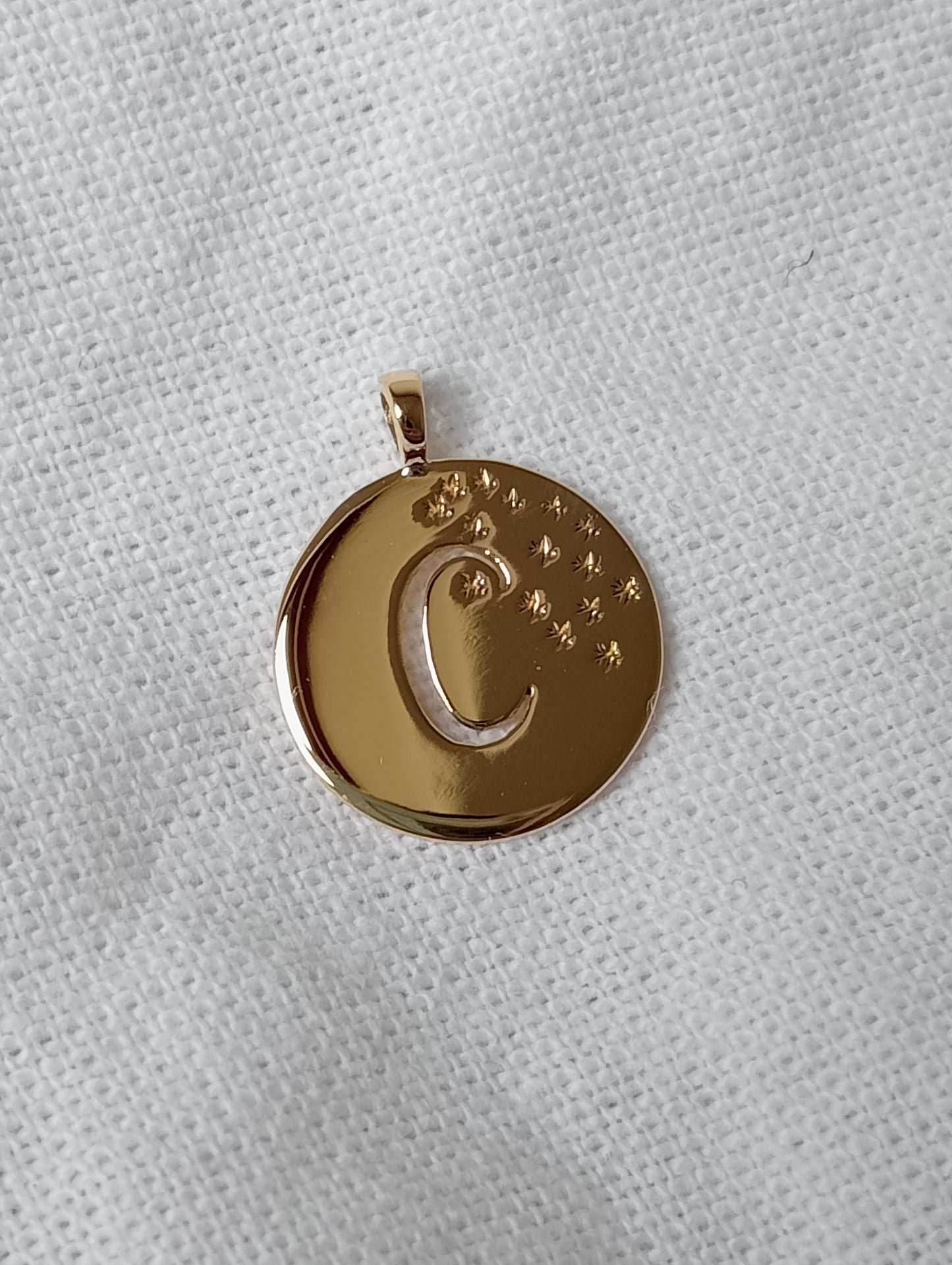 Médaillon de baptême lettre C