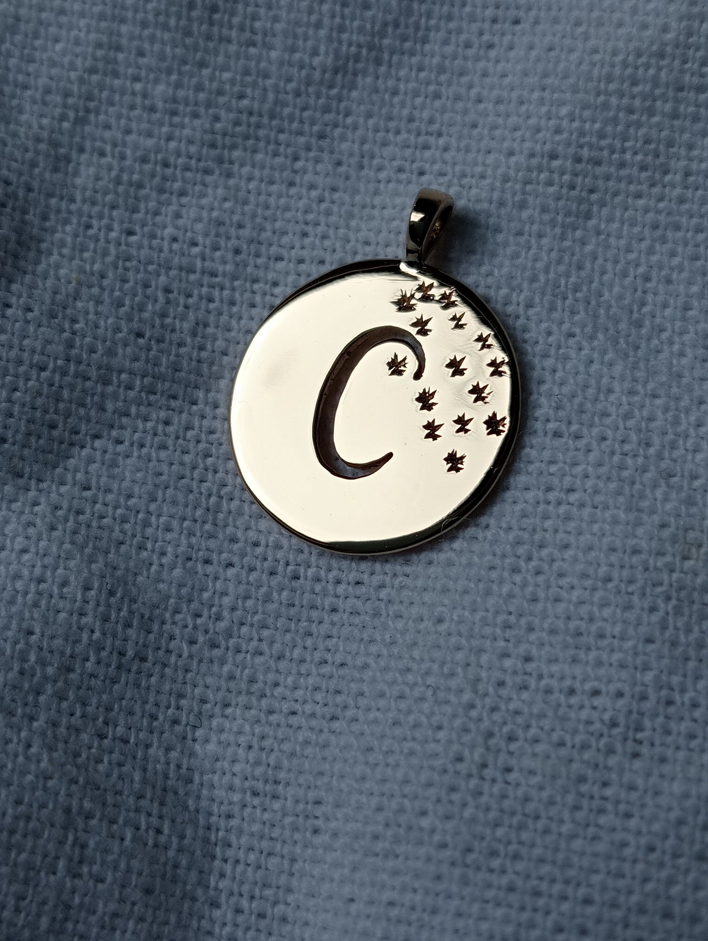 Médaillon de baptême lettre C
