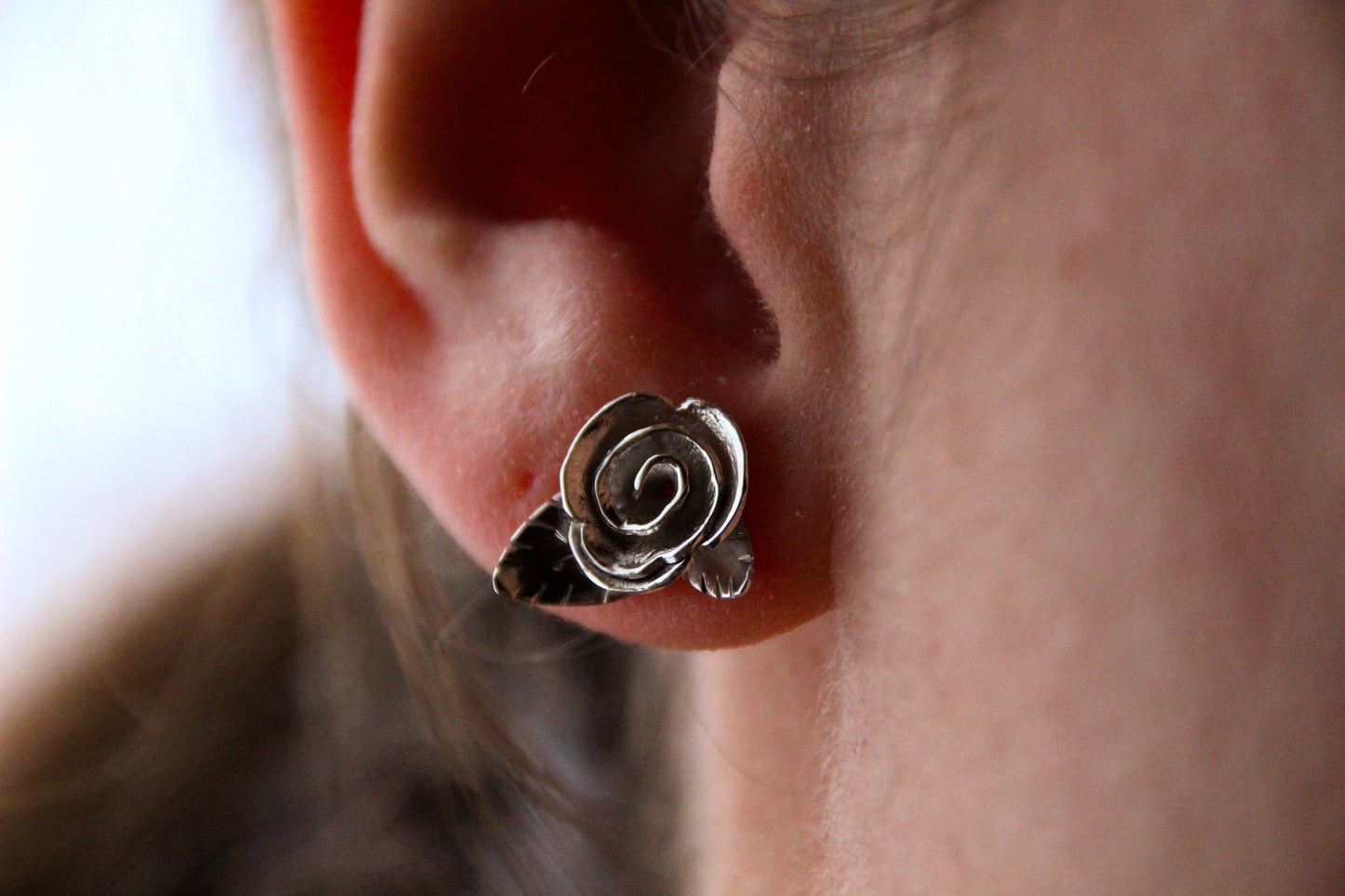 Boucles d'oreilles boutons de roses.