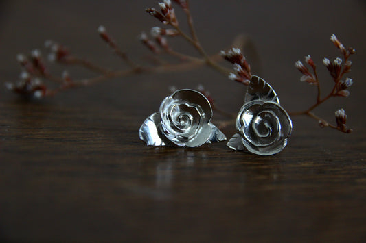 Boucles d'oreilles boutons de roses.