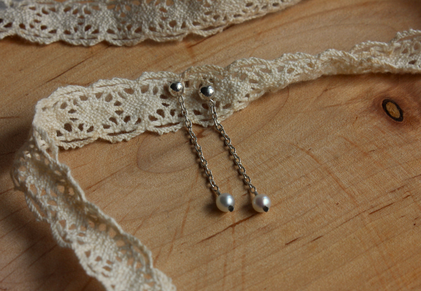 Boucles d'oreilles chaînette et perles d'eau douce.
