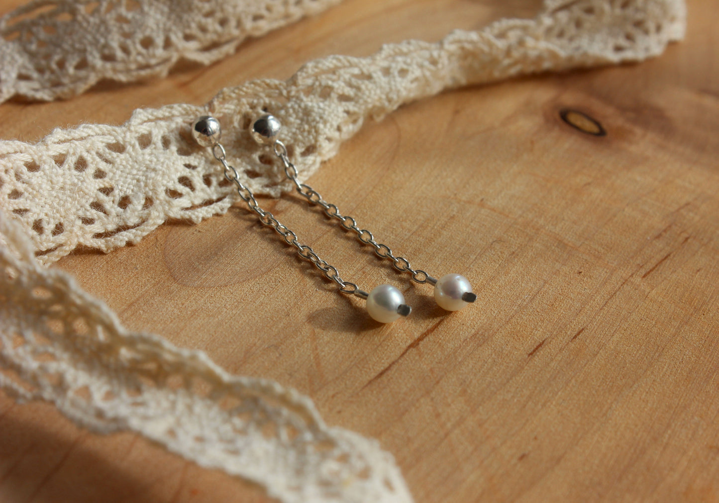 Boucles d'oreilles chaînette et perles d'eau douce.