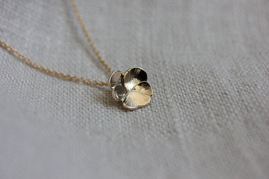 Collier fleur de pensée en or jaune