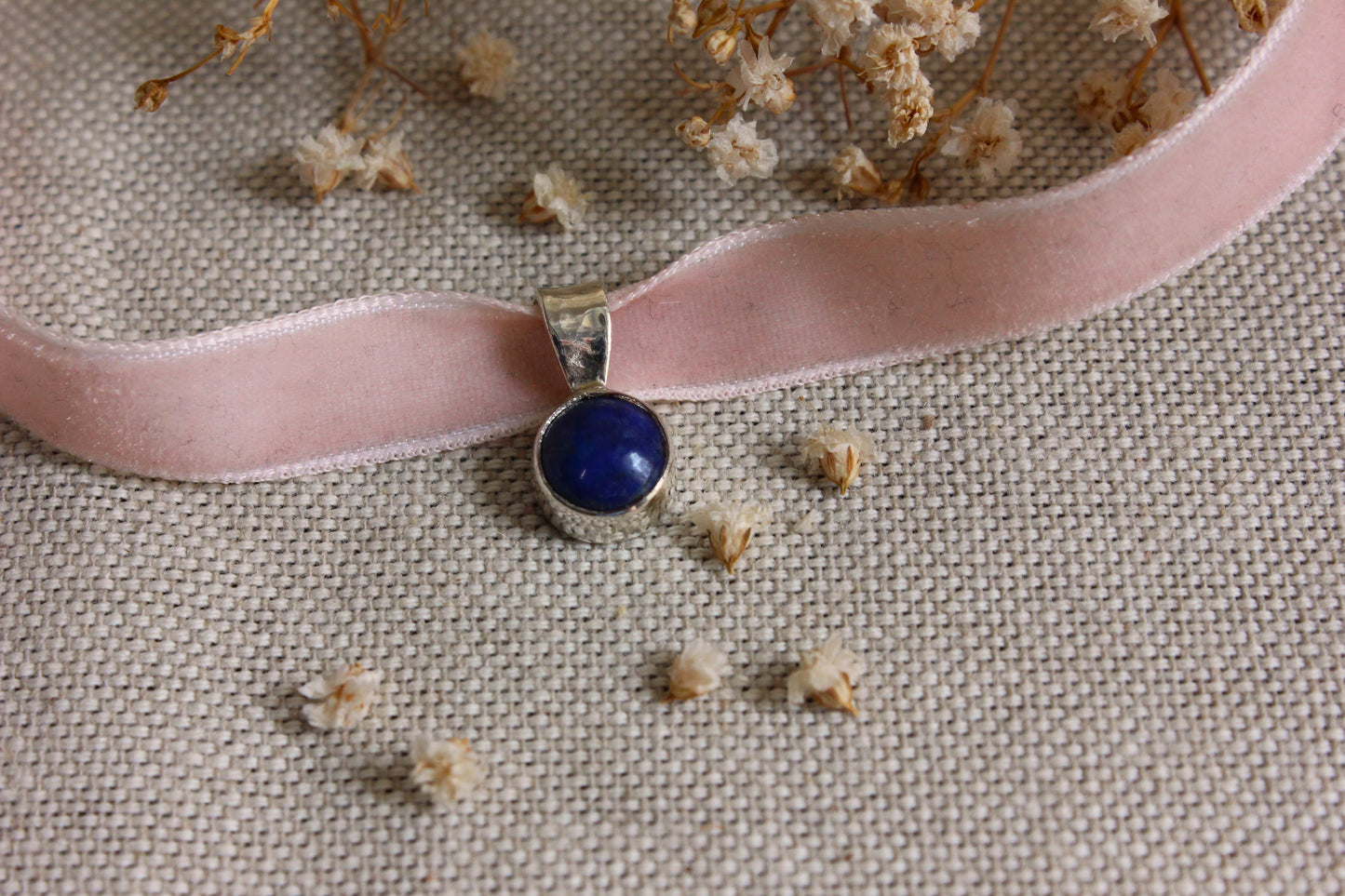 Collier ras du cou en velours rose pâle serti d'un lapis lazuli
