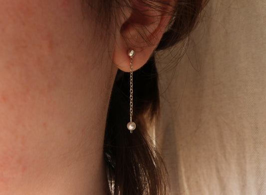 Boucles d'oreilles chaînette et perles d'eau douce.