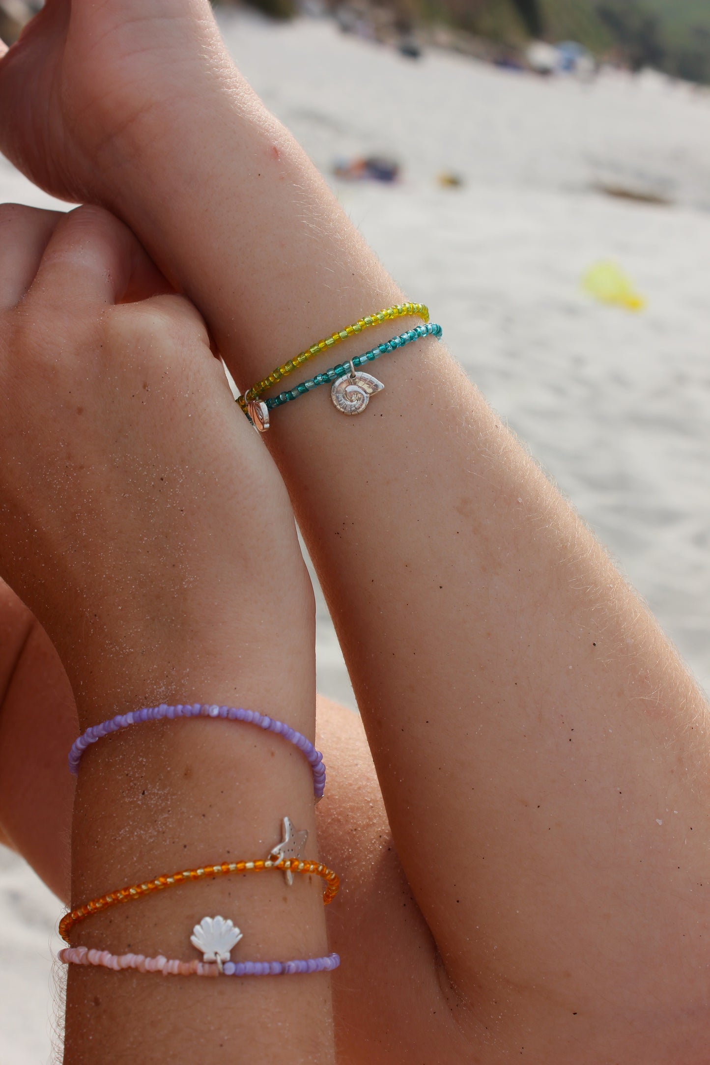 Bracelets colorés en perles de rocaille et charms en argent