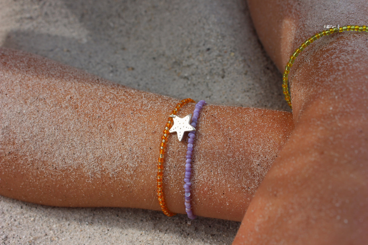 Bracelets colorés en perles de rocaille et charms en argent